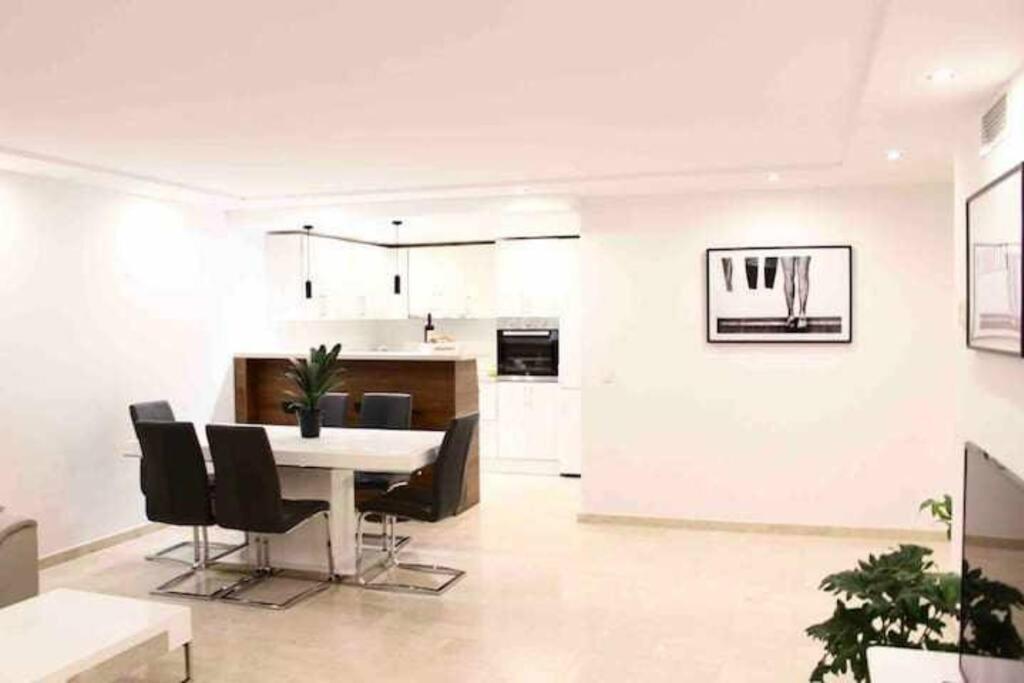 Large Modern Beach Front Apartment, Rooftop Pool!! ماربيا المظهر الخارجي الصورة
