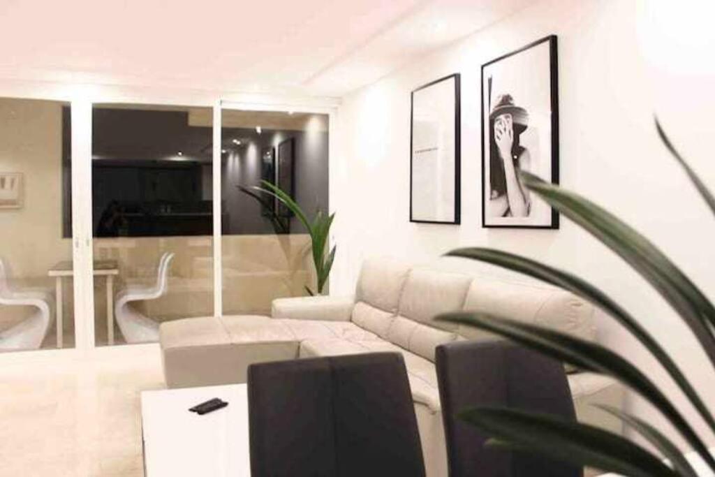 Large Modern Beach Front Apartment, Rooftop Pool!! ماربيا المظهر الخارجي الصورة