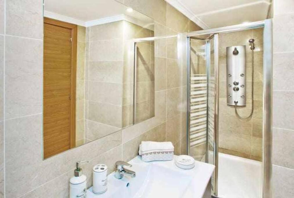Large Modern Beach Front Apartment, Rooftop Pool!! ماربيا المظهر الخارجي الصورة
