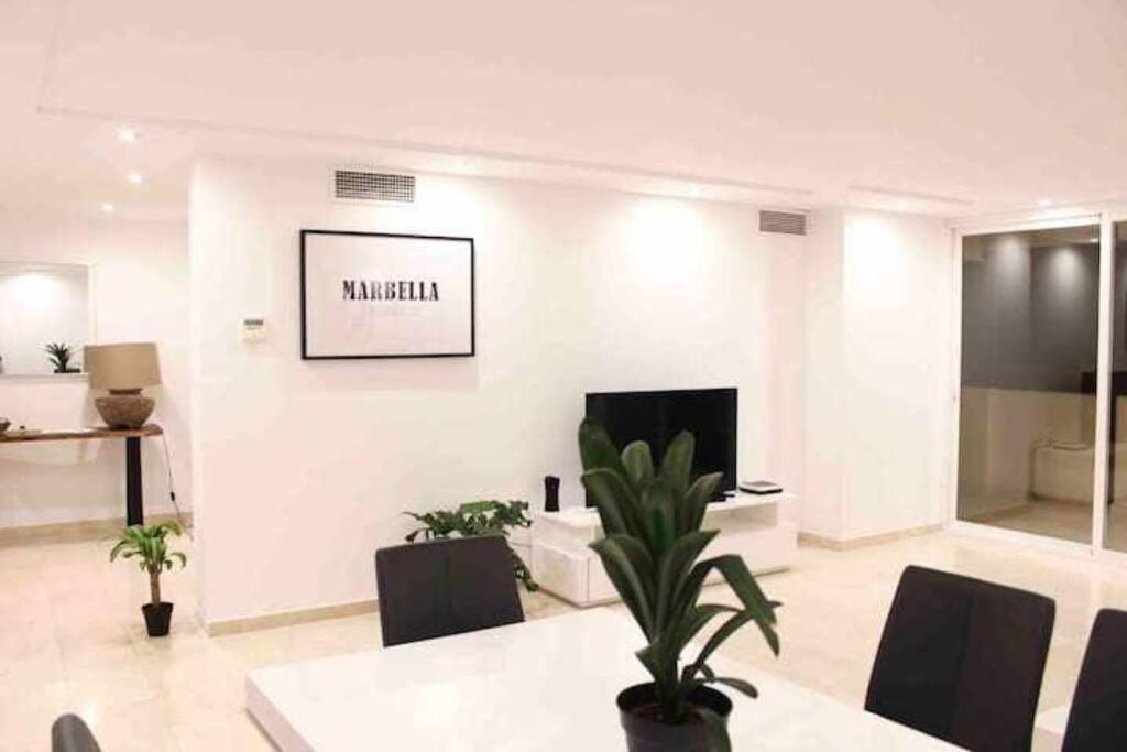 Large Modern Beach Front Apartment, Rooftop Pool!! ماربيا المظهر الخارجي الصورة