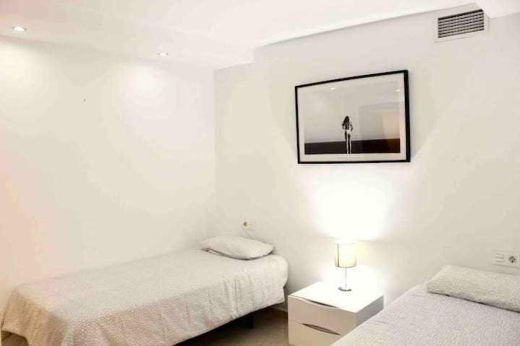 Large Modern Beach Front Apartment, Rooftop Pool!! ماربيا المظهر الخارجي الصورة